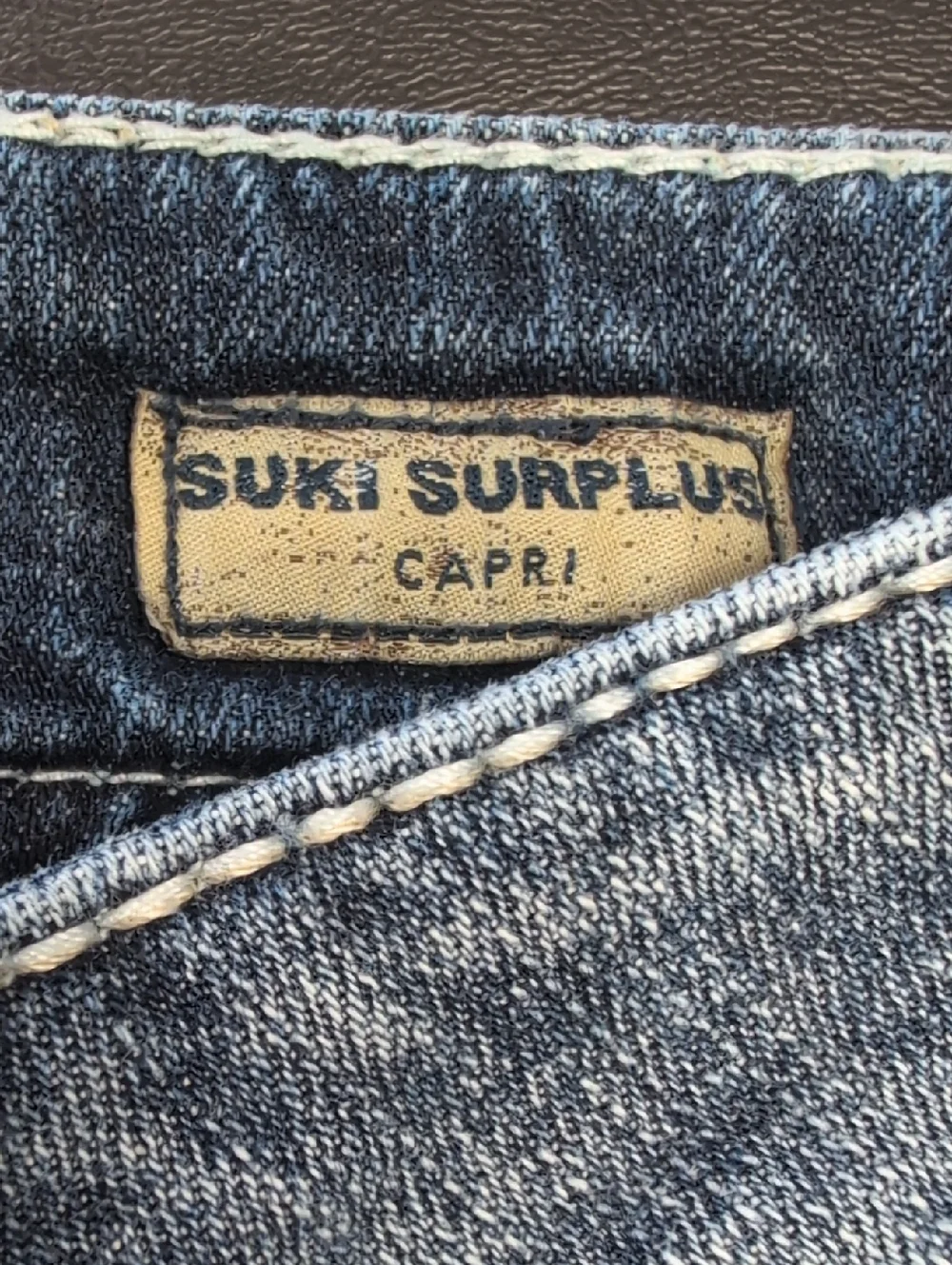 Vintage Y2K Silver Jeans Suki Surplus Capri Distressed Cotton Jeans. Size 28